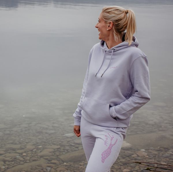 Unisex-Kapuzensweatshirt in der Farbe Flieder mit Leo Design Ton in Ton