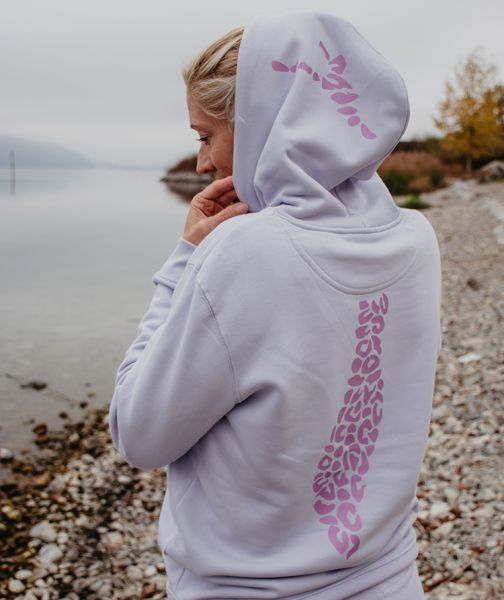 Unisex-Kapuzensweatshirt in der Farbe Flieder mit Leo Design Ton in Ton